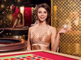 Studio live-dealer Adventures Beyond Wonderland dengan multiple kamera dan dealer profesional di platform mislibet
